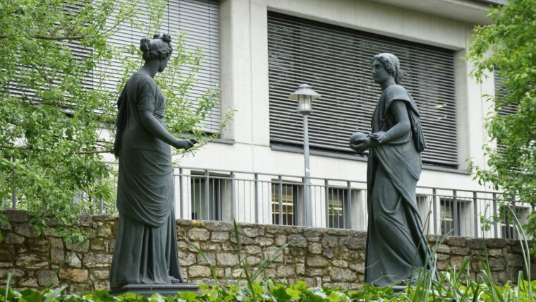 Sculptures in the garden of the Frommann estate on Jena's Fürstengraben, photographed on 04.06.2013.