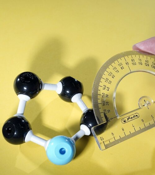 Fünfeckiges Molekülmodell mit Winkelmesser