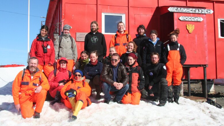 Gruppenfoto oben v.l.n.r.: Lika (Russland), Evgenia (Russland), Matthias, Eric, Elias, Jennifer, Maude (Luxemburg) Unten: Hans-Ulrich Peter (Expeditionsleiter), Katya (Russland), Laura (Argentinien), Henrike, Anne, Susann, Alexey Shmarin (Stationsleiter), Anica, Elena, Udo