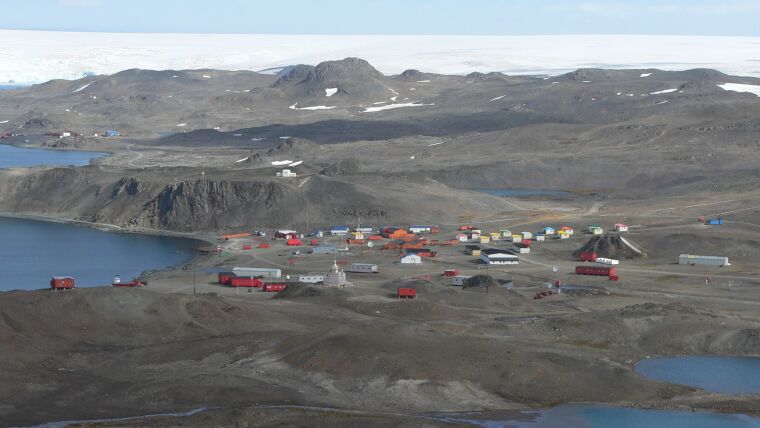 Russian and Chilenean research stations in the Antarctic